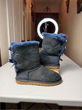 UGG Australia Women Bailey
Bow II Navy Blue Suede Sheepskin Boots Size 8